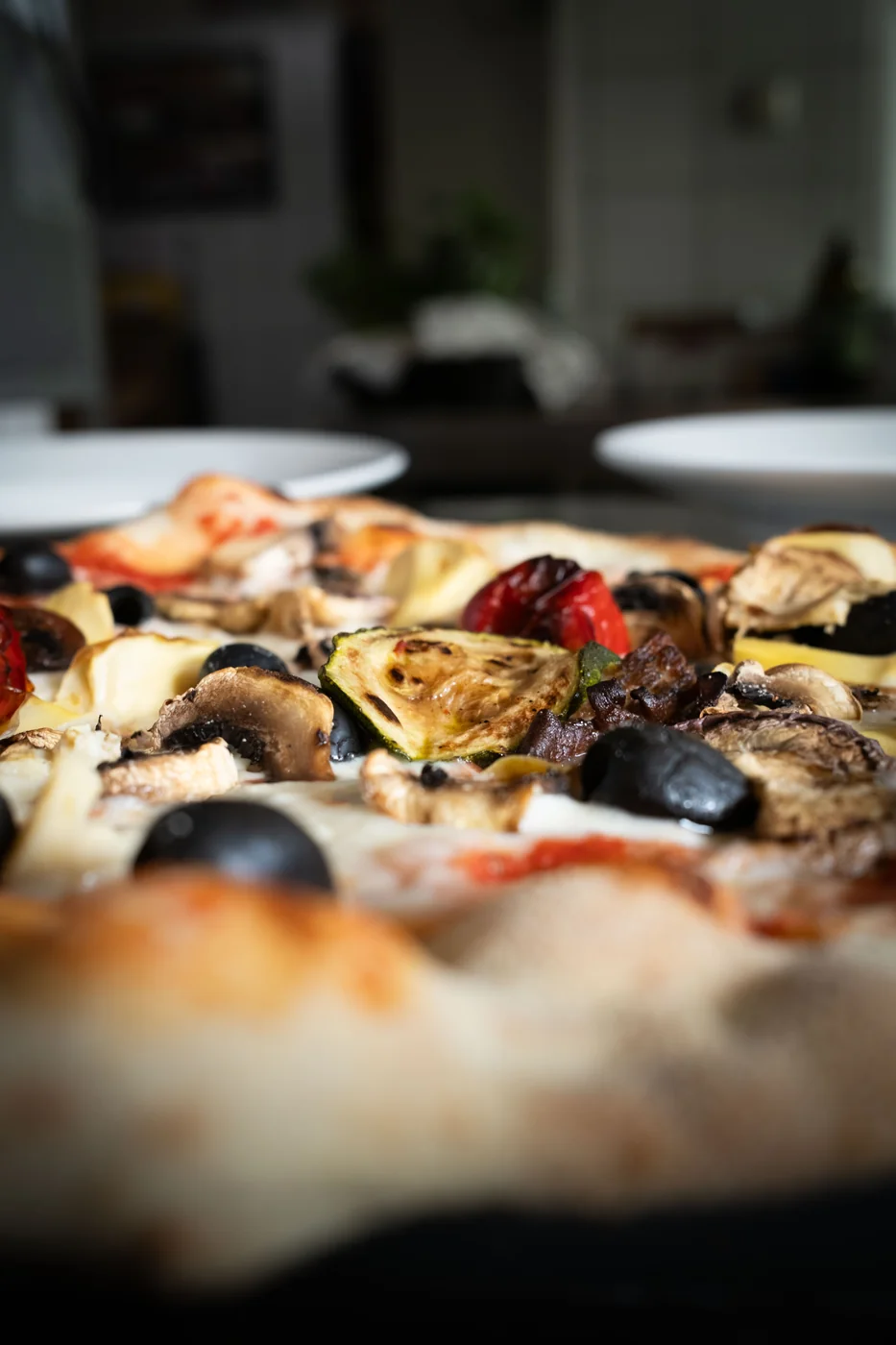 Pizza mit Gemüse — Oliven, Zucchini, Champignons