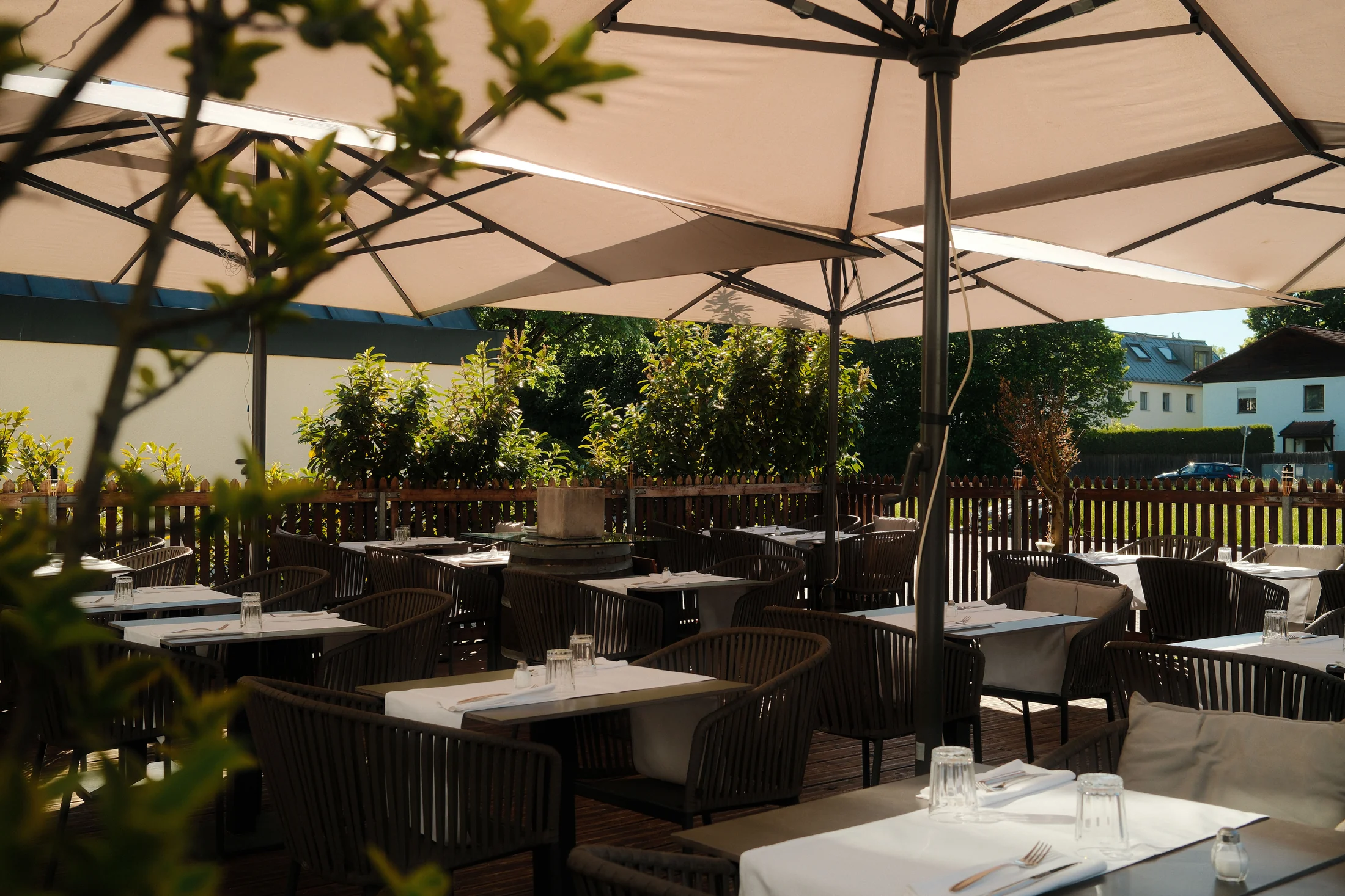 Unsere Terrasse im Sommer — sonnig, einladend, im Grünen